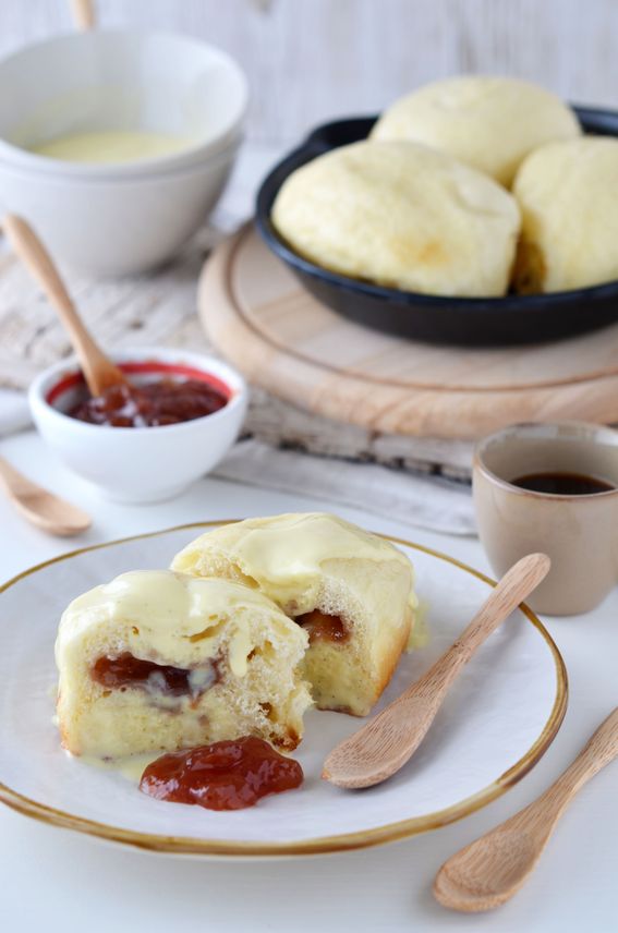 Dampfnudeln con confettura di fragole e crema inglese