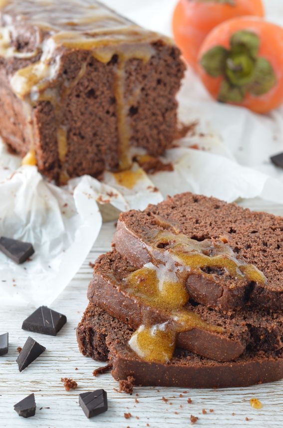 Plumcake al cioccolato con farina di castagne ricotta e coulis di cachi