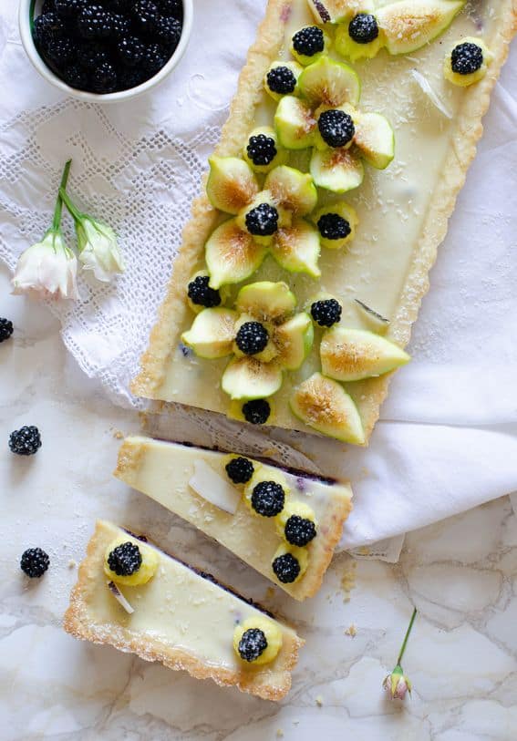 Crostata senza burro con panna cotta al cocco fichi e more