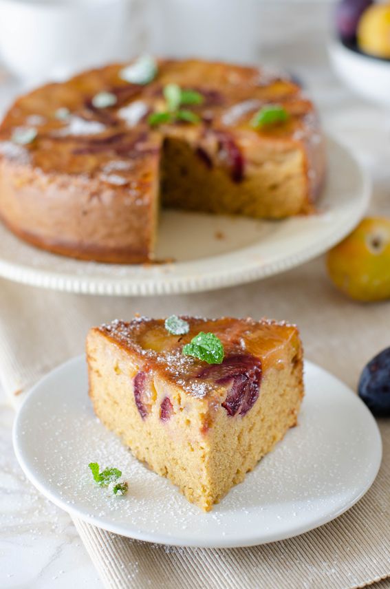 Torta rovesciata senza burro con susine e prugne