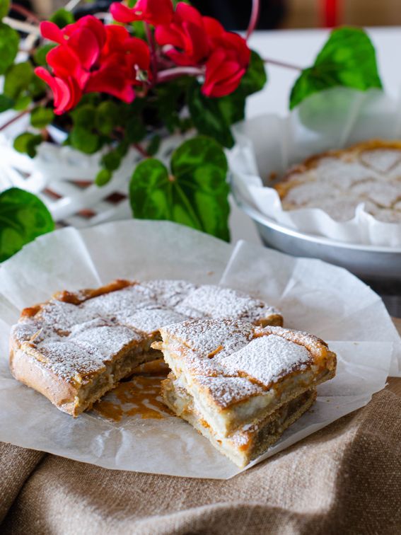 Torta al caffè con griglia di crema pasticcera