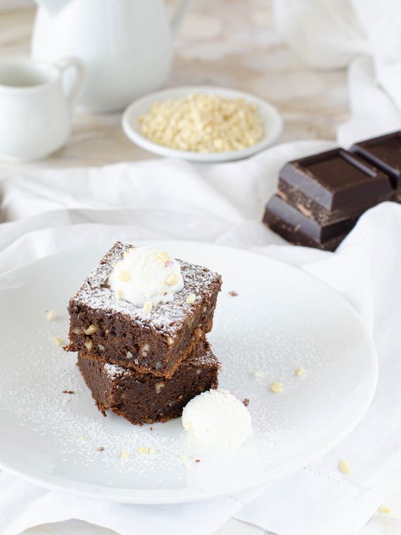 Brownies al caffè e cioccolato con granella di mandorle e burro senza lattosio