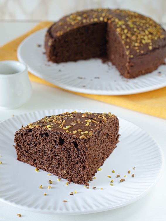 Torta soffice con granella di pistacchi e cacao senza burro