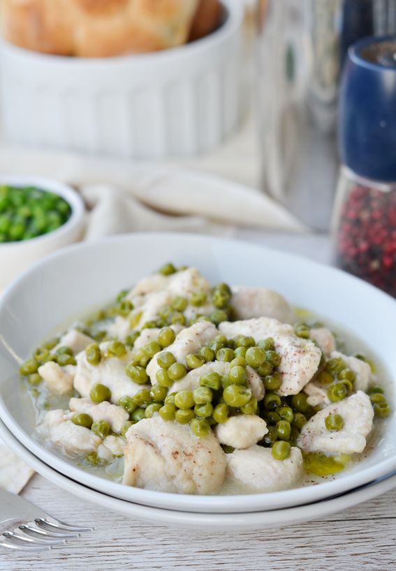 Bocconcini di pollo e piselli in padella