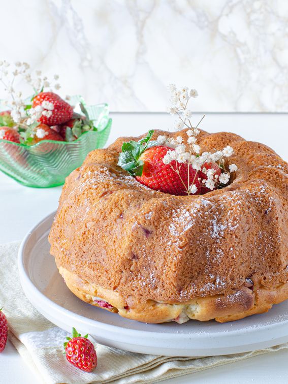 Ciambella soffice di albumi con fragole e ricotta senza burro