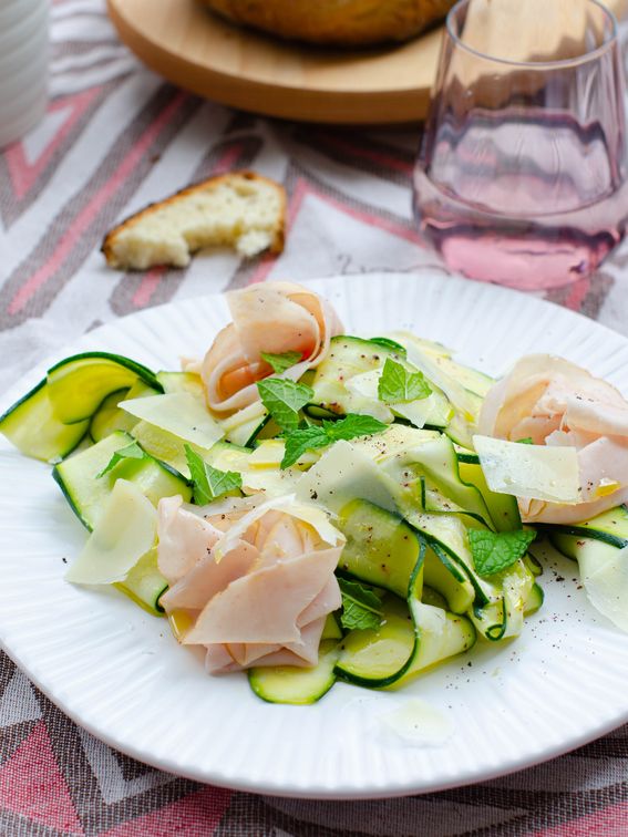 Carpaccio di zucchine marinate con fesa di tacchino e menta