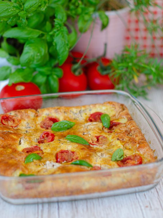 Frittata al forno con formaggio morbido e pomodorini