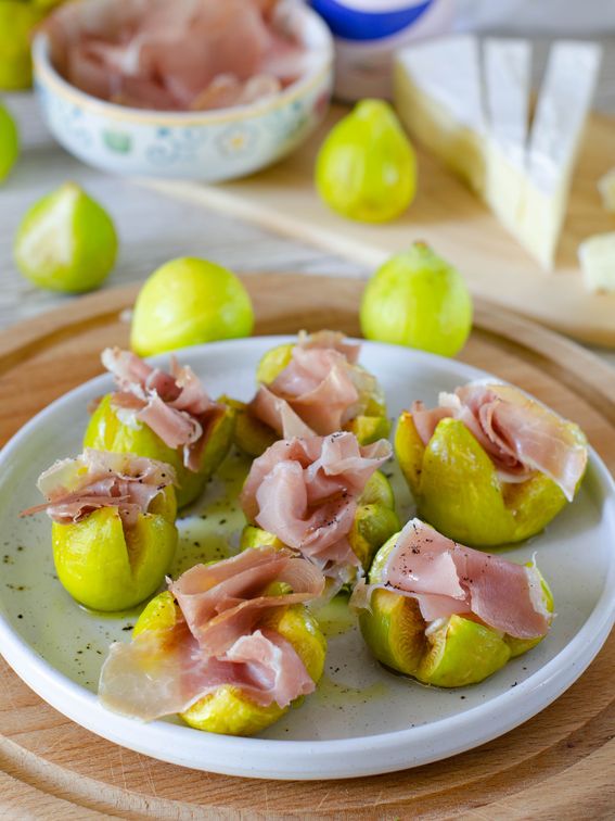 Fichi brie e prosciutto crudo cotti in friggitrice ad aria