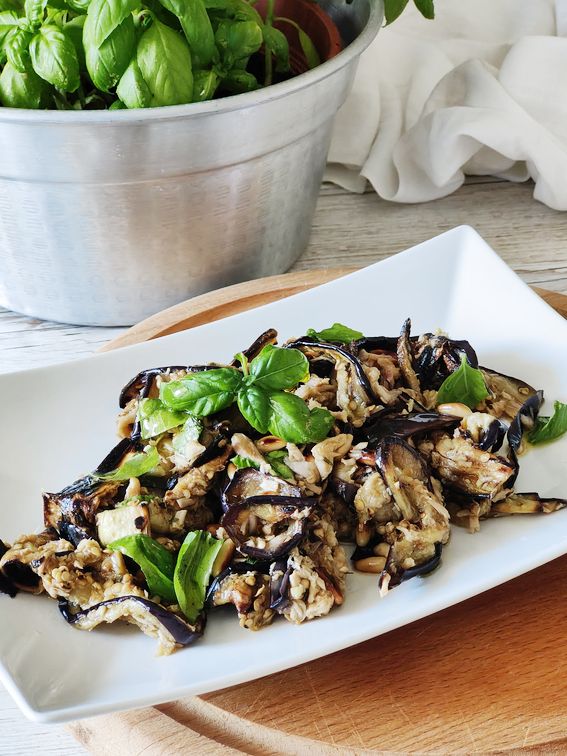 Insalata di melanzane e tonno con pinoli tostati.