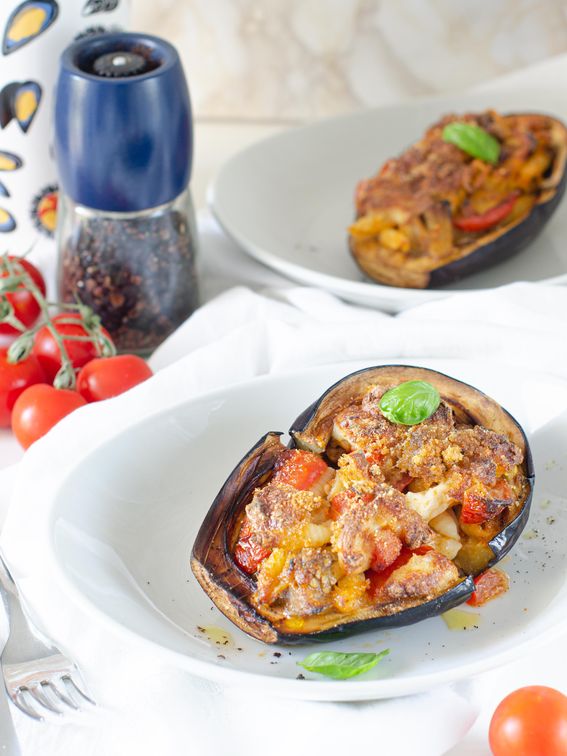 Melanzane ripiene con pasta pomodorini e mozzarella cotte in friggitrice ad aria