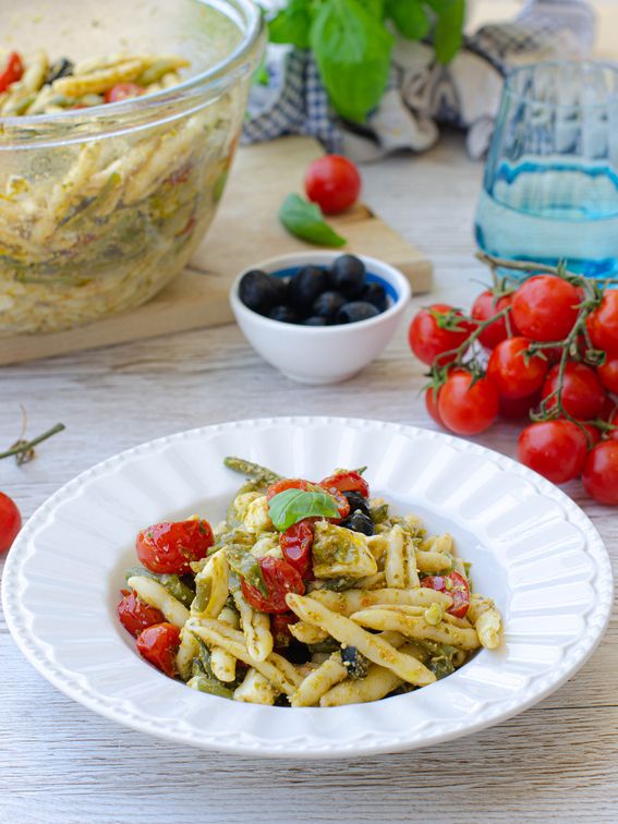 Pasta fredda con pomodorini al forno fagiolini pesto e mozzarella