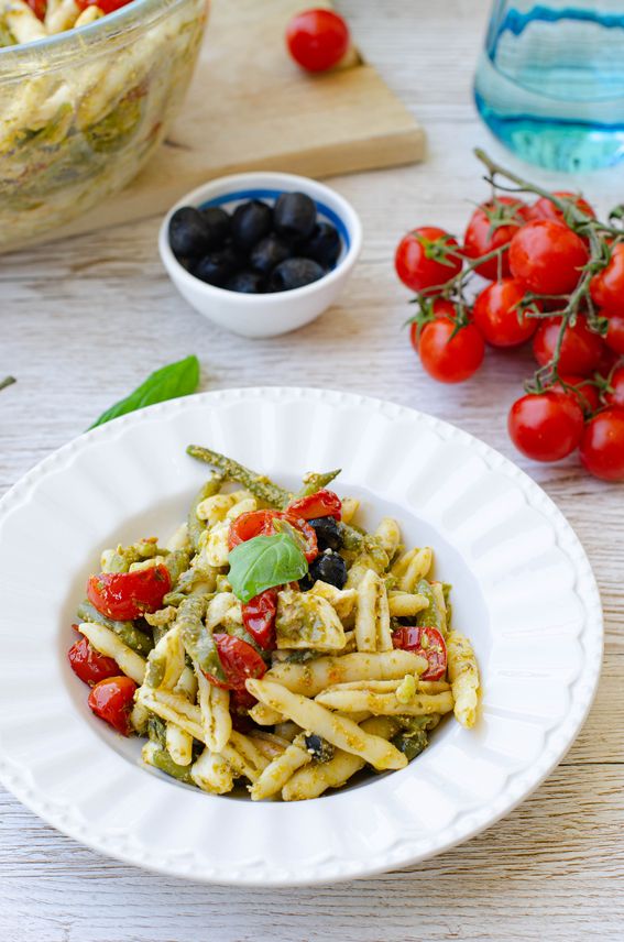 Pasta fredda con pomodorini al forno fagiolini pesto e mozzarella