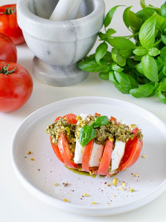 Pomodori a fisarmonica (hasselback) con pesto e mozzarella fiordilatte Deliziosa