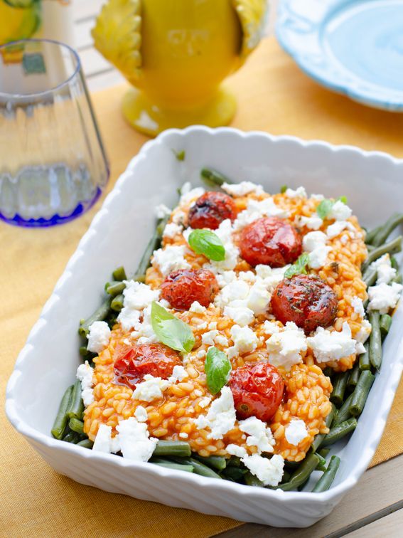 Riso con crema di peperoni e pomodori al forno con fagiolini e feta