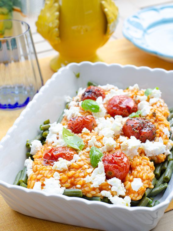 Riso con crema di peperoni e pomodori al forno con fagiolini e feta