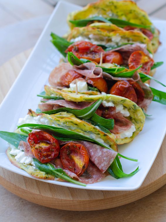 Piadine di zucchine con formaggio pomodorini al forno rucola e salame