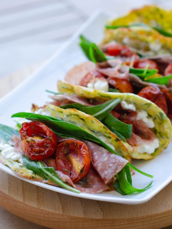 Piadine di zucchine con formaggio pomodorini al forno rucola e salame