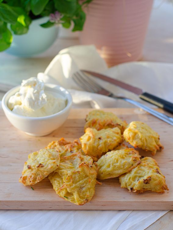 Rosti di patate in friggitrice ad aria con cipolla ed erba cipollina