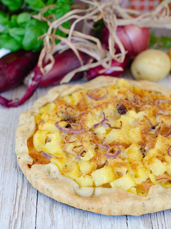 Torta salata con patate e cipolla con brisè all'olio