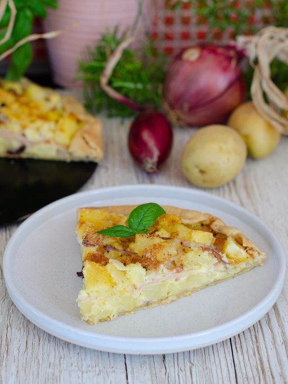 Torta salata con patate e cipolla con brisè all'olio