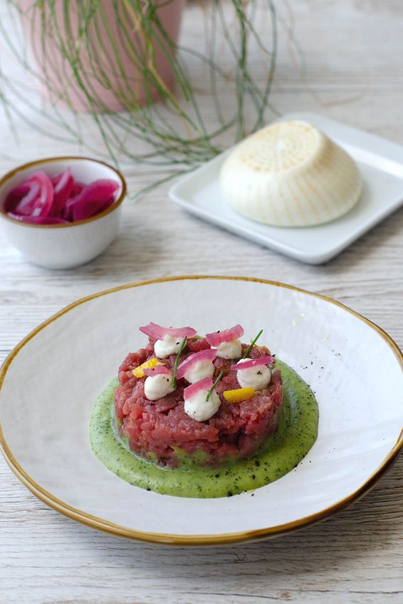 Tartare di manzo con crema di zucchine e burrata affumicata