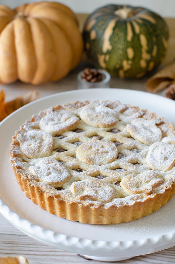 Crostata alla crema di nocciole con zucche di halloween