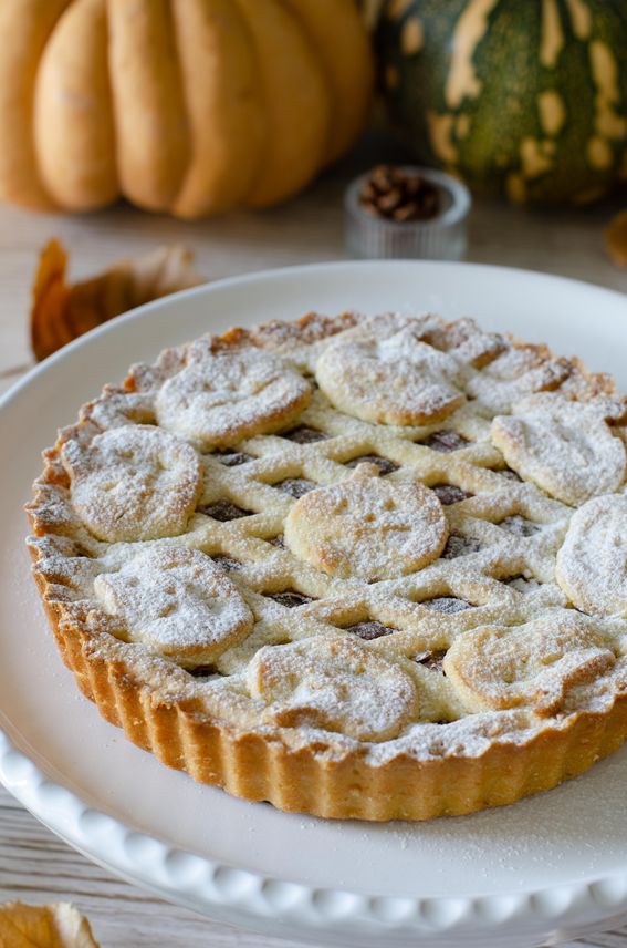 Crostata alla crema di nocciole con zucche di halloween