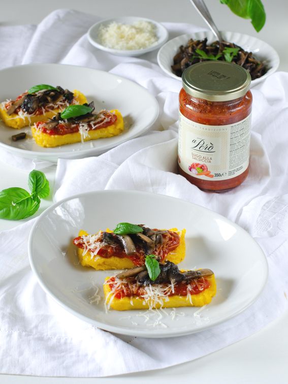 Crostini di polenta con sugo alla salsiccia di Conserve Daune