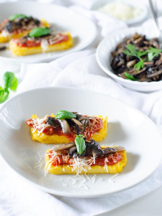 Crostini di polenta con sugo alla salsiccia di Conserve Daune