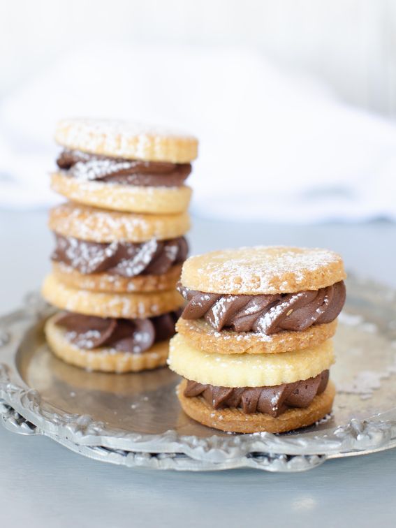 Biscotti di pasta frolla sablè con ganache al cioccolato montata