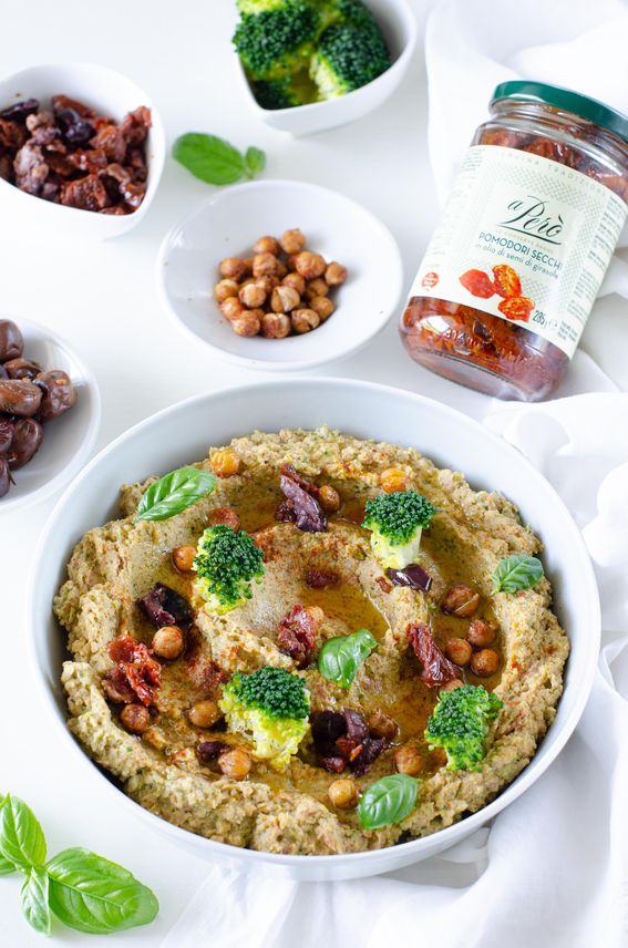 Hummus di broccoli con pomodori sott’olio e olive nere piccanti