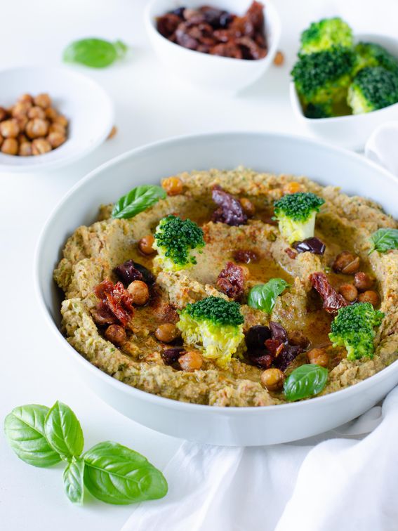 Hummus di broccoli con pomodori sott’olio e olive nere piccanti