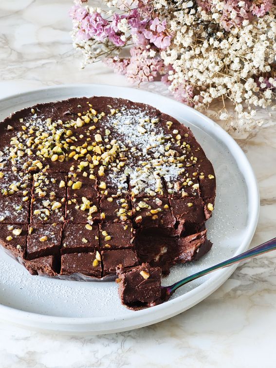 Torta o dolce al cioccolato con soli 2 ingredienti e senza cottura