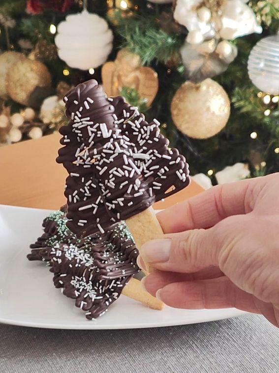 Alberelli di pasta frolla speziata con cioccolato fondente e confetti colorati