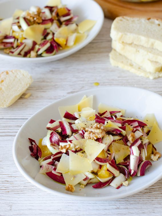 Insalata di radicchio arancia caciocavallo e noci