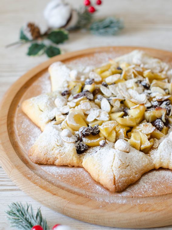 Stella di pasta frolla con un ripieno di mele uvetta e mandorle