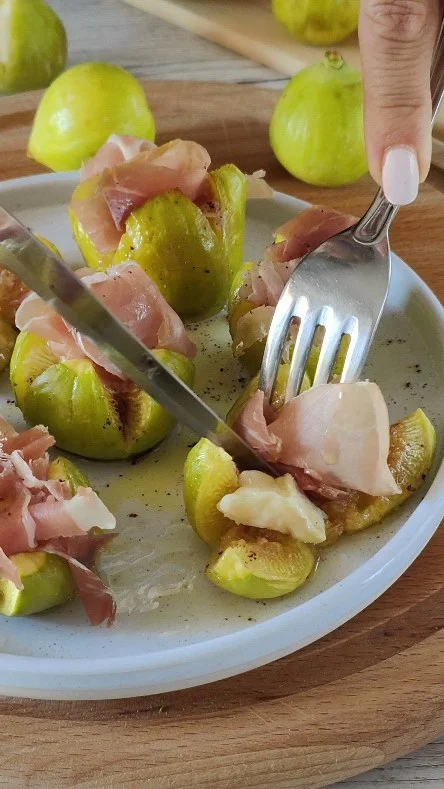 Anche oggi una ricetta NON ricetta da capogiro ☺️😉

Carnosi, dolci ed irresistibili..ecco in tavola i FICHI!🤪❤️❤️❤️

.

Ingredienti: 

12 Fichi

12 fette di prosciutto crudo di Parma 

100 gr di foraggio tipo Brie

olio extra vergine di oliva

sale

Pepe

Preparazione: 

Laviamo i fichi, li priviamo dell’estremità superiore e poi con l’aiuto di un coltello facciamo una incisione a croce.

Li sistemiamo su un foglio di carta forno, li condiamo con un filo di olio extra vergine di oliva e li cuociamo appena in friggitrice ad aria a 180 gradi per circa 10 minuti 

.

Nel frattempo tagliamo il formaggi i pezzi piccoli

Mettiamo all’interno di ogni fico un pezzo di formaggio e ancora un filo di olio e rimettiamo ancora in friggitrice ad aria a 180 gradi per 10 minuti

.

Trascorso questo tempo li tiriamo fuori, li sistemiamo in un piatto da portata e riempiamo ogni fico con una fetta di prosciutto crudo.

Un pizzico pepe, un filo di olio ed eccoli proti per essere portati in tavola.

.

.

.

.

#saporidipuglia #fichi #nunziabellomo #food #puglia