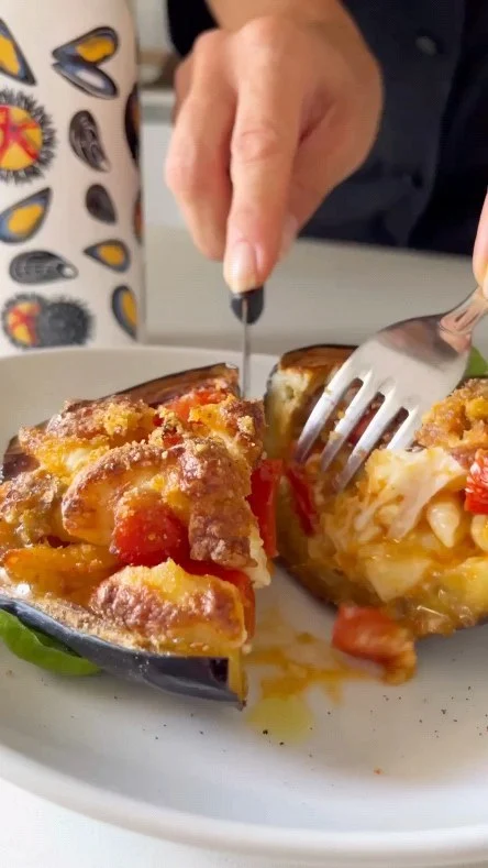 Una ricetta gustosa e ricca di tradizione 😎 che oggi vi propongo con una cottura più leggera e comoda🥰🥰..in friggitrice ad aria🤪. 
Una pietanza unica perfetta da gustare anche fredda☀️
.
Melanzane ripiene con pasta pomodorini e mozzarella cotte in friggitrice ad aria.
Pronti a realizzarla con me?
.

Ingredienti: 

2 melanzane 
10 pomodorini
acqua di cottura
Olio extra vergine di oliva
2 spicchi di aglio
Sale
150 gr di pasta piccola (io ho scelto gli gnocchetti) 
formaggio grattugiato
1 mozzarella
Pangrattato

Preparazione: 

Tagliamo a metà le melanzane e le svuotiamo tagliando grossolanamente la parte interna. 

Tagliamo i pomodori a metà
Cuociamo la pasta in acqua e sale per metà del tempo segnato sul pacco.
In una padella facciamo un fondo di olio con l’aglio, non appena l’aglio diventa dorato lo preleviamo ed inseriamo melanzana e pomodori, mescoliamo e lasciamo cuocere per circa 20 minuti regolando eventualmente con il sale.
Tagliamo la mozzarella a cubetti.
Mettiamo in ciotola le melanzane con i pomodori cotti, la pasta, il formaggio grattugiato e metà della mozzarella a tocchetti 
Riempiamo le melanzane con il condimento della pasta e copriamo con altra mozzarella, una spolverata di formaggio, un filo di olio extra vergine di oliva e pangrattato.
Sistemiamo le melanzane nel cestello della friggitrice ad aria e lasciamo cuocere a 180 gradi per circa 30 minuti o poco più. (controllate sempre con la forchetta)
Ultimiamo con un giro di olio e una foglia di basilico.
.
.
.
.
#Nunziabellomo #foodblogger #puglia #melanzane #dietamediterranea #melanzaneripiene