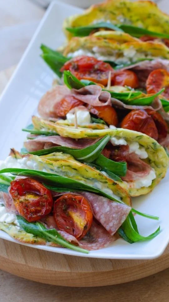 Stanchi delle solite piadine?😬😆
Oggi le prepariamo di zucchine🤪😉
.
In realtà non dovremmo chiamarle piadine perchè non si tratta certamente di un impasto di “pasta”😱😱🙄 ma farcitura e forma mi fanno pensare a loro e quindi ecco qui questa delizia😎☺️
.
Voi le avete già provate?
.
Ingredienti piadine

2 zucchine

1 uovo

50 gr di formaggio grattugiato

sale

pepe

50 gr di farina 00 o farina di riso

Ingredienti pomodorini al forno:

200 gr di pomodorini

sale

pepe

origano

zucchero di canna integrale

olio extra vergine di oliva

Farcitura

rucola selvatica

pomodorini al forno

fiocchi di formaggio o altro formaggio spalmabile

salame

.

.

.

.

#nunziabellomo #bloggerpuglia #bari #zucchine #dietamediterranea #piadine