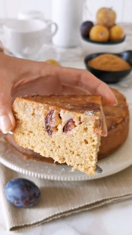 Torta rovesciata senza burro con susine e prugne 😜😜
Soffice, umida e facilissima da realizzare
🥰🥰🥰
La base della torta, che poi in realtà diventa la parte superiore è composta da frutta 😎..
L’impasto è realizzato senza burro quindi perfetto per chi è intollerante al lattosio...💕
perfetta da mangiare sia a colazione che a merenda e sarà gradita da grandi e piccini!
.
.
.
Pronti a realizzarla anche voi?

.

INGREDIENTI:
.

120 gr di zucchero di canna integrale

3 uova

250 gr di farina tipo 1

100 gr di olio di semi

110 gr di bevanda alla soia o latte senza lattosio

6 gr di lievito per dolci

1 scorza di limone

1 pizzico di sale

300 gr di frutta mista tra susine e prugne

20 gr di zucchero di canna integrale (per la frutta)
.
Prima di tutto ci occupiamo della base della torta
Quindi laviamo la frutta sotto l’acqua corrente, la tamponiamo con un panno e la tagliamo a fette non troppo sottili.
Foderiamo con della carta da forno uno stampo per torta con cerniera di 20/22 cm
Copriamo con gli spicchi di frutta la base della torta giocando in base al proprio gusto personale
(io ho messo esternamente le susine e all’interno le prugne)
Distribuiamo con le mani su tutta la frutta  i 20 gr di zucchero di canna integrale
Teniamo da parte.
In una ciotola inseriamo le uova e i 120 gr di zucchero di canna integrale.
Lavoriamo con le fruste elettriche fino ad ottenere un composto spumoso
Poi poco per volta inseriamo il latte e l’olio di semi.
Procediamo con la farina setacciata
La facciamo incorporare sempre lavorando con le fruste elettriche e poi  aggiungiamo il lievito anch’esso setacciato.
Incorporiamo e poi ultimiamo con la scorza del limone e il pizzico di sale

Mescoliamo e versiamo il composto sulla frutta.

Inforniamo in forno già caldo modalità statica a 180 gradi per circa 35/40 minuti.
Fate sempre la prova stecchino
.
.
#nunziabellomo
#foodblogger #dietamediterrana