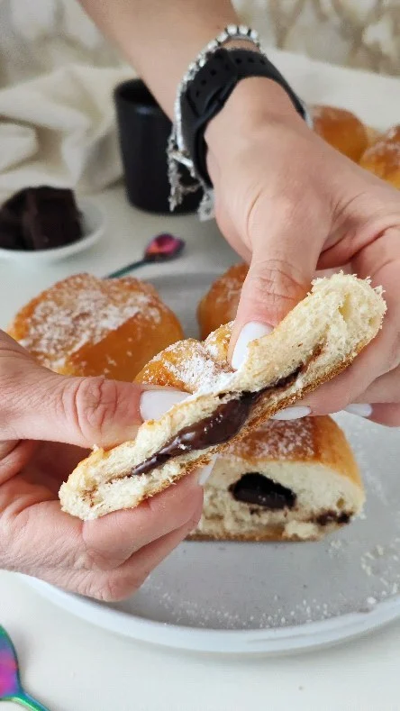 Mi sono innamorata “letteralmente” di queste brioche quando le ho viste su un cartello all’interno di un panificio/rosticceria del corso 🤪😅🥰
.
la preparazione di queste brioche è davvero semplice e si ottengono in mezza giornata😍😋
pronti a realizzarle anche voi? 😎
.
Ingredienti: 
.
220 gr di farina 0
110 gr di latte
1 uovo 100 gr
40 gr di zucchero
3 gr di lievito di birra fresco
.
1 uovo
1 cucchiaio di latte
q.b. zucchero semolato

inforniamo a 180 gradi modalità statica per circa 20/25 minuti.
.
.
.
#nunziabellomo #foodblogger #brioche #colazione #colazioneitaliana #bari #dietamediterrana #puglia #foodbloggerpuglia