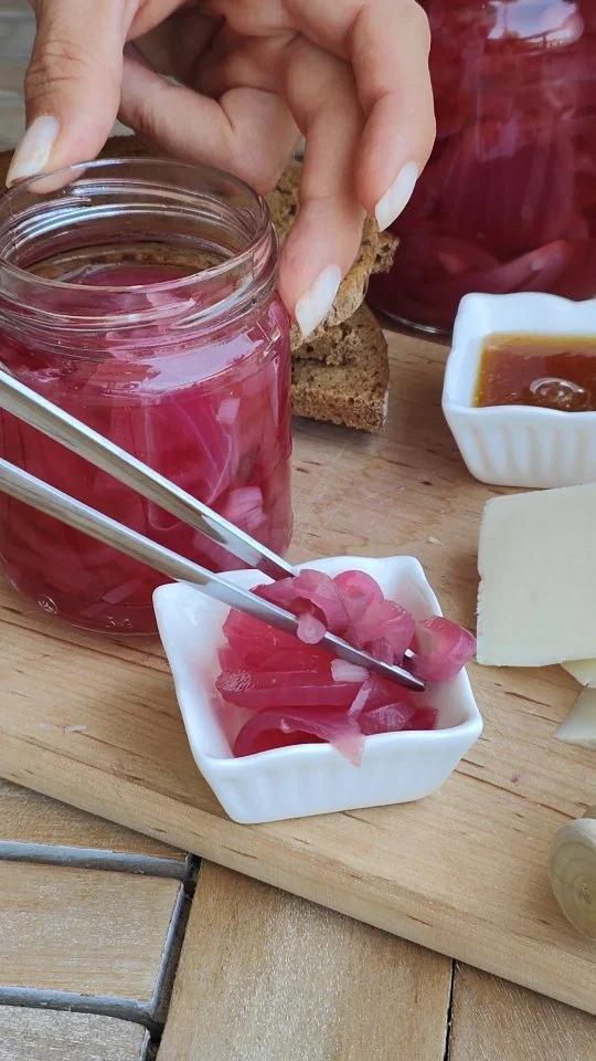 Perfette da servire sia come antipasto sia come contorno..🥰
In tantissimi mi avete chiesto la ricetta ed ecco qui il video completo😎😎
.
Cipolle rosse in agrodolce..
salvate il video e cimentatevi nella preparazione.. queste sono la vera svolta!😎😉
Ingredienti: 
400 gr di cipolle rosse
900 gr di acqua
200 gr di aceto bianco o di mele (no rosso)
20 gr di sale
50 gr di zucchero
2 foglia di alloro
.
Preparazione:
Puliamo le cipolle e le affettiamo delle fettine da circa mezzo centimetro.
Le mettiamo in una ciotola e le copriamo con l’acqua.
.
In una casseruola mettiamo l’acqua, l’aceto, lo zucchero, il sale e le due foglie di alloro
Facciamo sobbollire fino a quando il sale e lo zucchero non risulteranno perfettamente sciolti.
Aggiungiamo le fette di cipolla
Mescoliamo e lasciamo cuocere per circa 4/5 minuti NON di più.
.
Preleviamo le cipolle, le poggiamo in una ciotola ed eliminiamo le foglie di alloro.
Lasciamo sul fuoco l’acqua di cottura per 10 minuti, così da farla ridurre appena
Riempiamo i boccacci con le cipolle.
Versiamo sopra l’acqua intiepidita e chiudiamo con il tappo.
 .
Per il sottovuoto: sistemiamo i boccacci in una pentola, li copriamo con acqua fredda e accendiamo il fuoco
Facciamo cuocere per 10/15 minuti da quando bolle
Trascorso questo tempo asciughiamo i vasetti e li conserviamo in un luogo asciutto per almeno 1 settimana prima di consumarle.
.
.
.
#nunziabellomo #foodblogger #dietamediterrana #foodbloggerbari #cipollarossa #conserve #bari