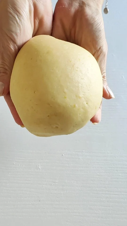 Pasta frolla all’olio SENZA BURRO e SENZA LIEVITO
😜😉
In tantissimi mi avete chiesto la ricetta della Pasta frolla all’olio senza burro e senza lievito 😎😎 una base perfetta non solo per chi è intollerante al lattosio, ma anche per chi preferisce ridurre il consumo di burro nella quotidianità😉😉
.
Perfetta per realizzare crostate semplici o con intrecci e decori

Vi ricordo che

Si realizza in poco tempo; 🕝
non ha bisogno di riposo in frigo; 🛏️
non ha bisogno nè di lievito e neppure di bicarbonato; 🛒

Pronti a realizzarla anche voi?
 
INGREDIENTI: 

330 gr di farina 00

90 gr di zucchero semolato

80 gr di olio di semi , (se decidete di utilizzare l’olio extra vergine di oliva vi consiglio di usarlo al 50%)

100 gr di uova intere , (2 uova circa)

1 scorza di limone grattugiato

Preparazione:

Con una forchetta emulsioniamo le uova con l’olio.

Poi aggiungiamo lo zucchero e la scorza del limone

Pian pianino inseriamo la prima parte di farina.

Lavoriamo con la forchetta fino a quando sarà possibile e poi con le mani

Spostiamo il composto su un piano da lavoro.

Raccogliamo la farina presente e in pochi minuti avremo un panetto liscio ed omogeneo.

.

La Pasta frolla all’olio senza burro e senza lievito non ha bisogno di riposo quindi possiamo utilizzarla subito per realizzare crostate

.

.

#Nunziabellomo #foodblogger #pastafrolla #frollaallolio #frollasenzaburro #foodbloggerpuglia #bari 

.
Come fare la pasta frolla senza burro I pasta frolla all'olio