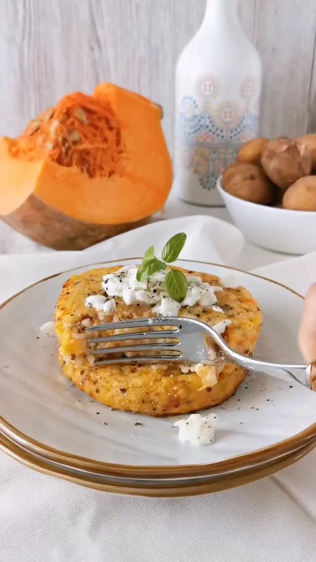 Una ricetta semplice e perfetta per chi ama i piatti unici e completi ...oltre che zucca 🤪☺️
.
I Burger di patate e zucca con bulgur e quinoa cotti in friggitrice ad aria sono ricetta vegetariana adatta per chi segue uno stile di vita sano...😎💕
Pronti a realizzarli anche voi? 😉
Qui di seguito gli ingredienti.
.
200 gr di zucca già cotta

300 gr di patate lesse

250 gr di mix bulgur e quinoa lesso

1 uovo

q.b. sale

q.b. pepe

50 gr di formaggio grattugiato

q.b. olio extra vergine di oliva

q.b. pangrattato

Cuoci

200 gradi per circa 15/20 minuti.

.

.

.

.

.

#nunziabellomo #bloggerpuglia #dietamediterranea #burger #zucca