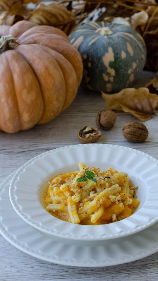 Un piatto autunnale🍁🍂 che profuma di buono🥰
La Zucca e il caciocavallo di Grotta Deliziosa sono i protagonisti di questa ricetta😎
La lunga stagionatura dona al caciocavallo di grotta un gusto aromatico, unico e inimitabile ❤️❤️
.
Colori e sapori caldi ed avvolgenti che sono certa vi faranno amare questo piatto😋
Pronti a realizzarlo con noi? 

Ingredienti: 

500 gr di zucca 
olio extra vergine di oliva
rosmarino
salvia
1 spicchio di aglio
acqua
sale
320 gr di pasta corta
Caciocavallo di grotta Deliziosa
50 gr di noci
.
@deliziaspa
.
#unsaporechetipuglia #nunziabellomo
#deliziaspa  #caciocavallo #caciocavallodigrotta 
#deliziosa
#puglia #dietamediterranea  adv