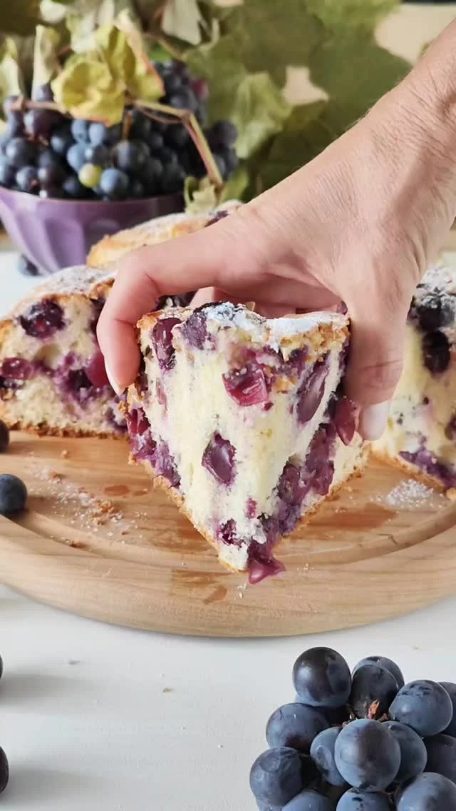 Una torta dalla consistenza leggera davvero sorprendente ed è la torta perfetta per la colazione o la merenda di tutta la famiglia. 
🥰☺️
Vi ricordo che per ottenere torte alte e soffici è importante lavorare bene le uova 😱😂
così da riuscire ad incorporare più aria e  sviluppare la giusta struttura.😉😎
.
Si è fatta una certa ora... Facciamo una pausa caffè? ☕☕
.
Ingredienti:
200 gr di uva fragola
3 uova (150 gr)
120 gr di zucchero semolato
250 gr di farina 00

50 gr di fecola

70 gr di olio di semi

90 gr di bevanda alla soia o latte senza lattosio

10 gr di lievito per dolci

1 scorza limone

Inforniamo a 180 gradi modalità statica per circa 50 minuti.  
.
.
.
.

#nunziabellomo #foodblogger #dietamediterrana #uvafragola #tortadacredenza #puglia #foodbloggerbari