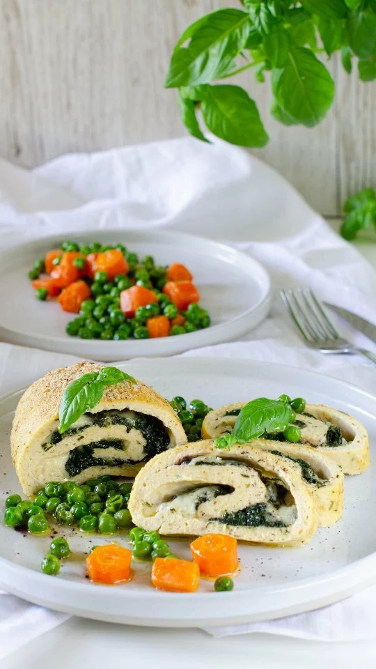 Una ricetta perfetta per chi è sempre alla ricerca di idee per cucinare il pollo ☺️

Polpettone di pollo ripieno di spinaci e formaggio con contorno di carote e piselli😎

Per la ricetta ho utilizzato il petto di pollo Club Dei Galli Fileni e parliamo quindi di polli allevati senza l’uso di antibiotici, 100% italiani e con alimentazione no OGM.

Per il resto vi basterà giocare con la vostra fantasia ed utilizzare per farcitura e contorno gli ingredienti che più amate per portare in tavola un piatto davvero gustoso e tanto scenografico. 

Cosa dite.. vi va di prepararlo con noi? 😎😉

.

Ingredienti polpettone: 

500 g di petto di pollo macinato

1 uovo

70 g di pangrattato

60 g di formaggio grattugiato

q.b. di sale

q.b. di pepe

q.b. di prezzemolo

q.b. di basilico

Ingredienti spinaci:

500 g di spinaci

olio 

2 spicchio di aglio

sale

Ingredienti farcitura rotolo (esterna ed interna)

olio extra vergine

pangrattato

4 fette di formaggio a pasta molle 

spinaci (cotti precedentemente)

2 cucchiai di formaggio grattugiato

sale

pepe

Ingredienti contorno: 

5 carote

250 g di piselli

q.b. di acqua

q.b. di olio extravergine d’oliva

1^ infornata in forno statico a 180 gradi per circa 40 minuti

2^  infornata in forno statico a 180 gradi per circa 10 minuti

.

.

@clubdeigalli

 #clubdeigalli #advertising #sponsored

#nunziabellomo #dietamediterranea #pettodipollo