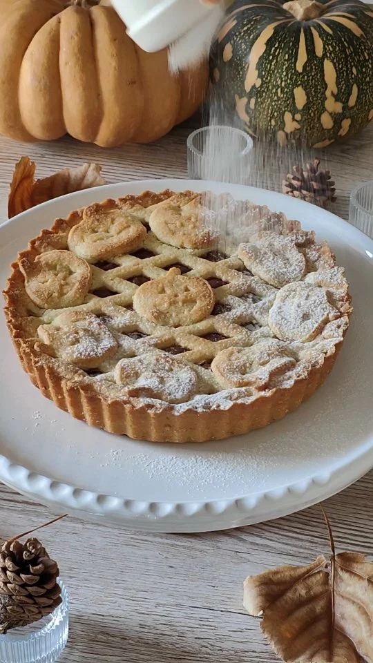 Crostata alla crema di nocciole con zucche di halloween 🎃🎃🎃
Il dolce perfetto da preparare per il prossimo fine settimana😶‍🌫️😶‍🌫️
Una preparazione davvero semplice da realizzare, ottenuta anche grazie alla griglia e allo stampo ad espulsione a forma di zucca.
.
La preparate con me, vero? 🤣 😂 

Ingredienti: 

250 gr di farina 00
160/180 gr di burro
100 gr di zucchero a velo
45/50 gr di uovo
scorza di arancia o di limone bio o semi di vaniglia
q.b. crema di nocciole
Inforniamo in forno statico a 200 gradi per circa 25/30 minuti
Duranti i passaggi di lavorazione è bene far SEMPRE riposare la frolla in frigo
.
.
.
.
#nunziabellomo #foodbloggerbari #crostata #pastafrolla #halloween #ricettahalloween