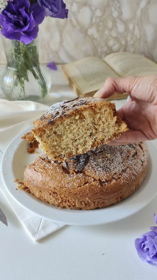 Soffice soffice 😎😎 la Torta stracciatella senza burro e con scaglie di cioccolato 🍫è una di quelle torte che possiamo realizzare in qualsiasi periodo dell’anno.☺️
.
Pochissimi ingredienti, tutti facilmente reperibili e tanta bontà per una torta da credenza che potrete gustare dalla colazione alla coccola serale senza troppi sensi di colpa🤪😶‍🌫️
.
Ingredienti: 
2 uova
160 gr di zucchero semolato
75 gr di amido di mais
80 gr di olio di semi	
150 gr di cioccolato fondente
200 g r di farina 00
16 gr di lievito per dolci
100 gr di ricotta
.
Inforniamo a 180 gradi forno già caldo e modalità statica per circa 50 minuti (regolandovi in base al vostro forno)
.
.
.
.
.
.
.
#nunziabellomo #foodbloggerbari #tortadacredenza #stracciatella #torta #senzaburro #dietamediterrana