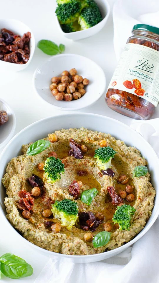 Questo è il classico piatto che, quando lo provi non lo molli più! 😎🤪
.
Alzi la mano infatti chi non ama l’ Hummus...
Peraltro oggi l’ho arricchito con i Pomodori Secchi Sott’olio di Conserve Daune, ottimi da soli per un buffet o un aperitivo ma perfetti anche per arricchire un piatto proprio come in  questo caso😉
Pronti a realizzarlo con noi? 
.
Ingredienti: 
1 broccolo circa 400 gr di cimette (all’acquisto pesava circa 600 gr )
200 gr di ceci già cotti
4 pomodori sott’olio di Conserve Daune
50 gr di tahina
2 piccoli spicchi di aglio
1 limone
q.b. paprika
q.b. olio extra vergine di oliva
q.b. foglie di basilico
Ingredienti decorazione:
q.b. pomodori sott’olio di conserve Daune
q.b. olive nere piccanti
q.b. cimette di broccolo
50 gr di ceci precotti
q.b. paprika
.
.
.
@leconservedaune
.
#nunziabellomo #foodbloggerbari #conservedaune #hummus #hummusbroccoli #pomodorisottolio adv